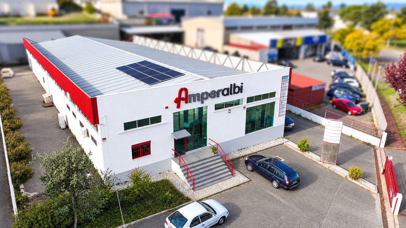 Pavilhão da Amperalbi, com iluminação suavizada e edifícios envolventes desfocados
